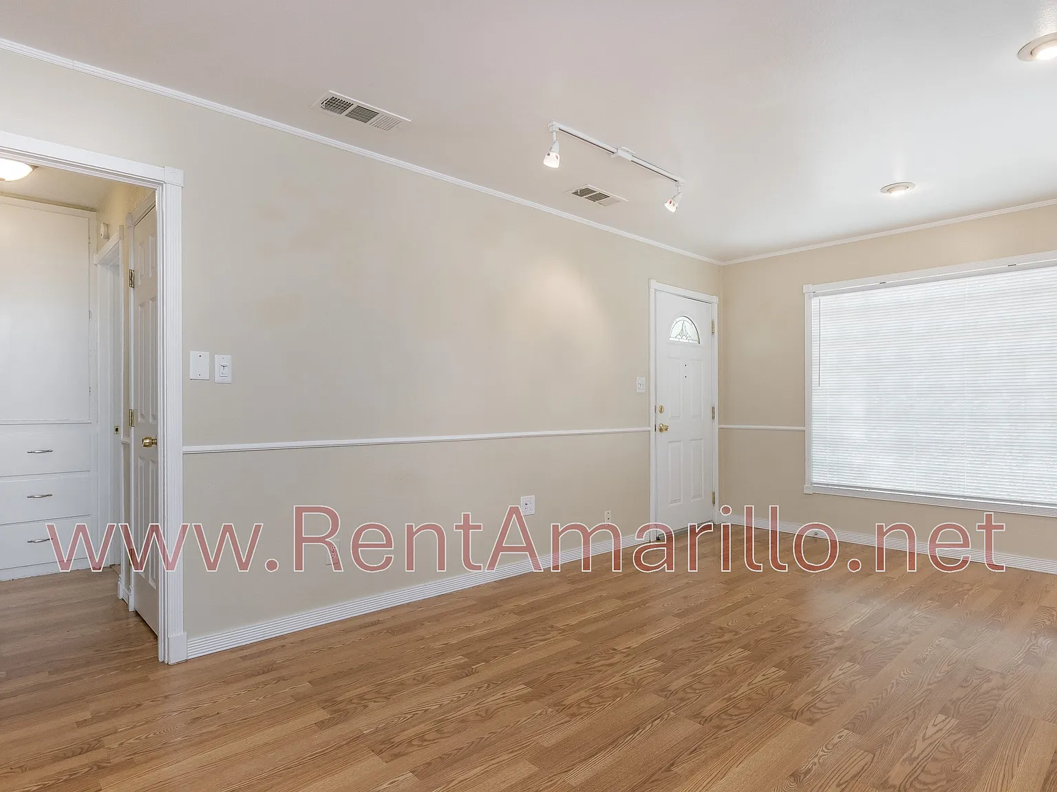 2 bed, 806 sqft, $1,350 — Photo 3