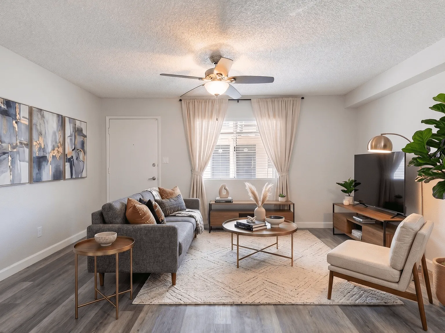 Camelback Cove Apartments — Photo 2