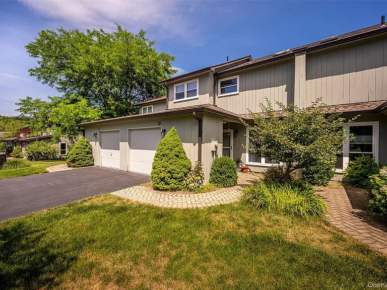 21 Pond Dr W — Photo 1