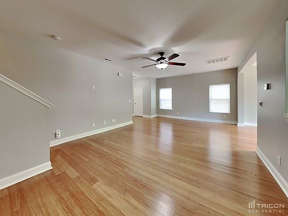 3rd image of 1009 Willow Wind Dr