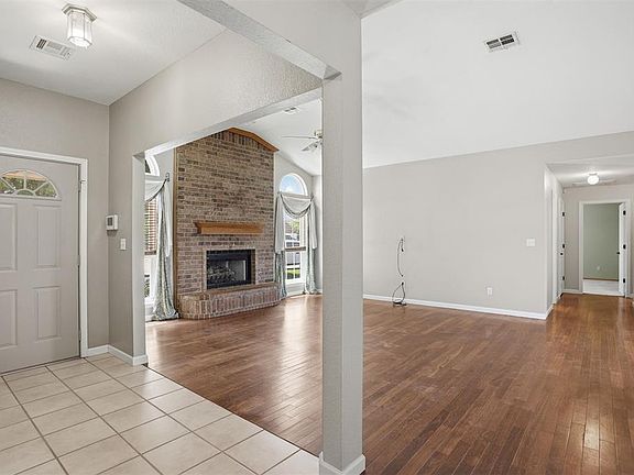 5th image of 901 N Towne Cir