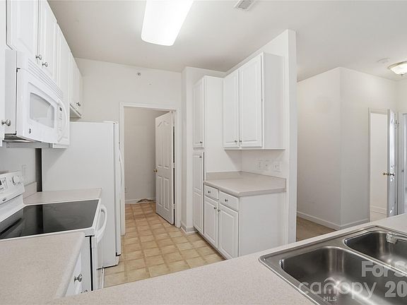 5th image of 16742 Amberside Rd