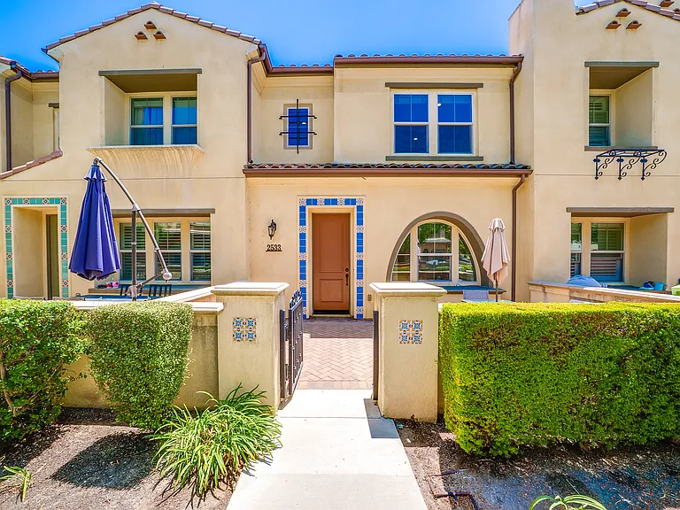 2533 Almeria Ln — Photo 1