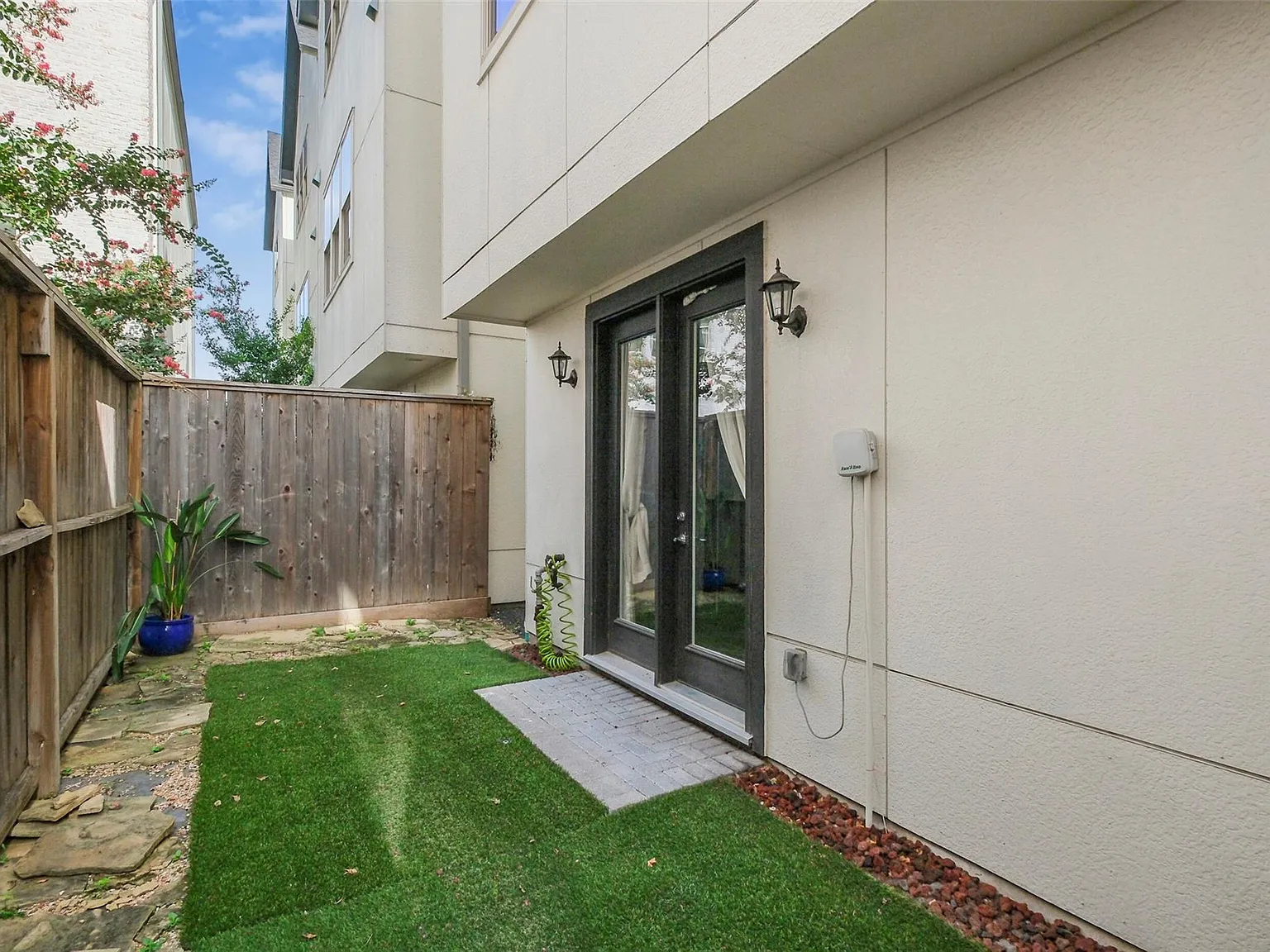 3 bed, 3.5 bath, 2144 sqft, $3,000 — Photo 3