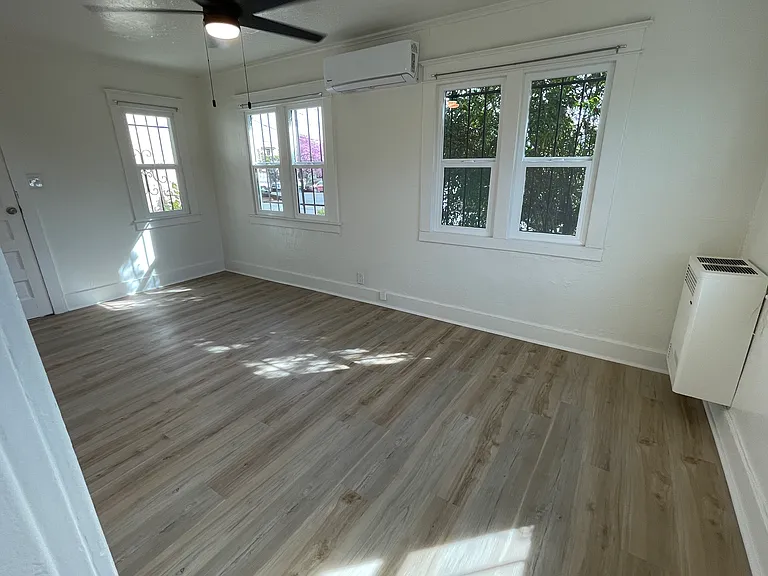 515 N Burlington Ave — Photo 4