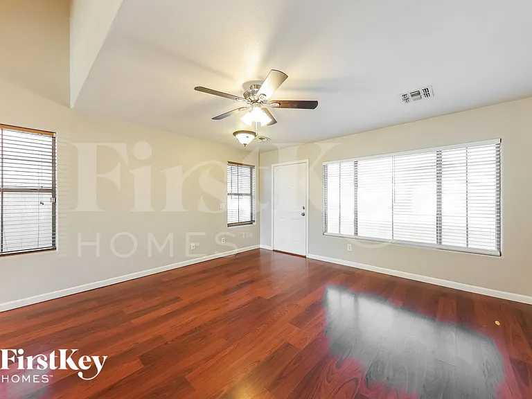 12807 W Voltaire Ave — Photo 4