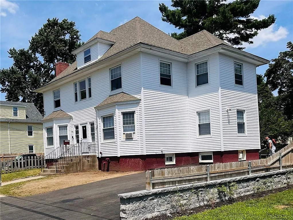 8 bed, 2.0 bath, 2600 sqft, $8,000 — Photo 3