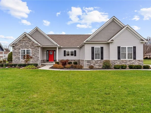 421 Oak Hollow Dr NW, Warren, OH 44481