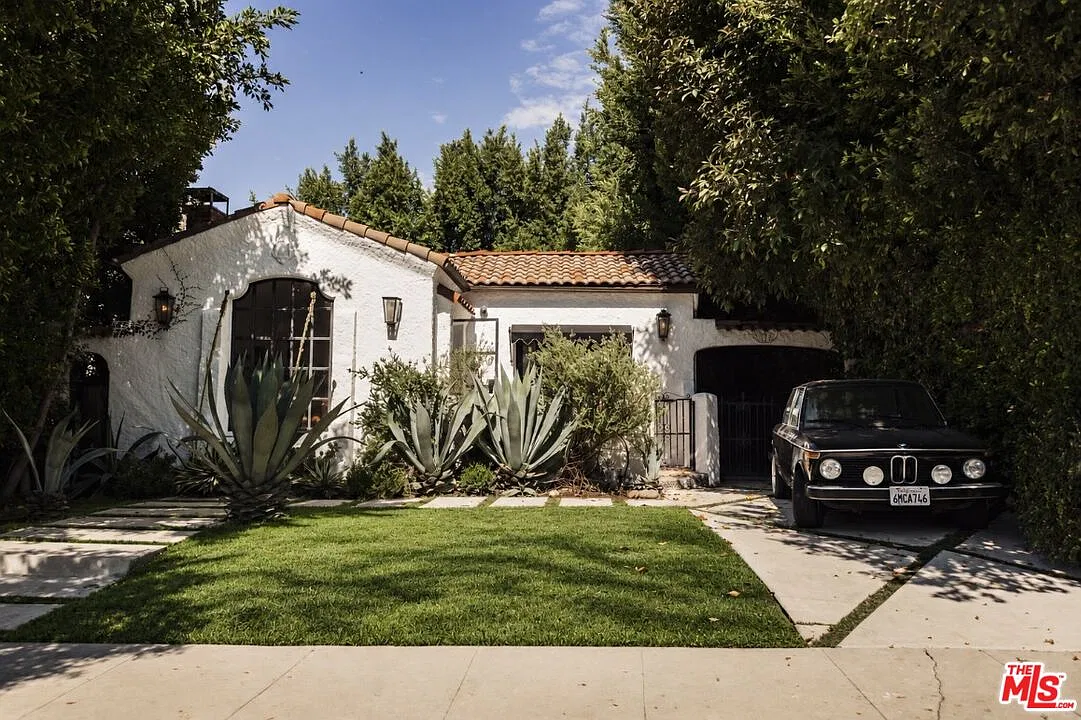 2 bed, 1.5 bath, 1550 sqft, $7,950 — Photo 2