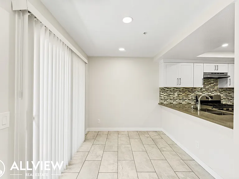 2418 Huntington Street — Photo 4