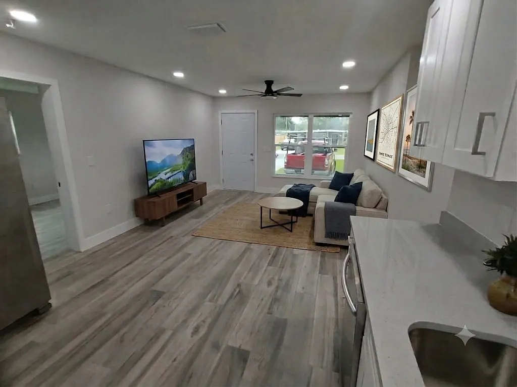 5 bed, 1424 sqft, $2,450 — Photo 3