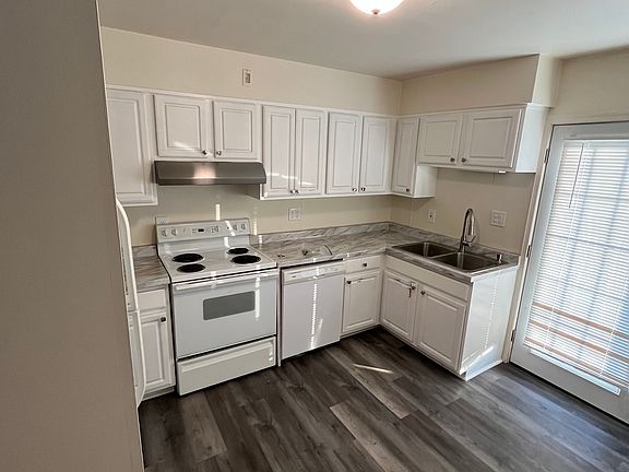 2nd image of 443 Linden St APT 3