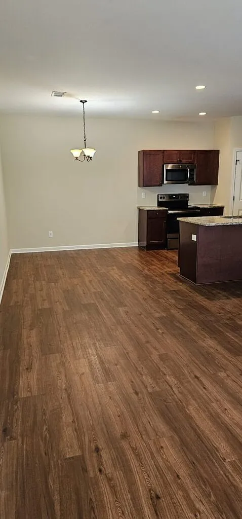 3 bed, 1200 sqft, $1,450 — Photo 2