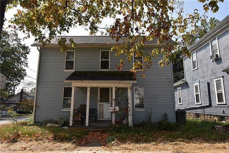 1st image of 989 E 3rd St