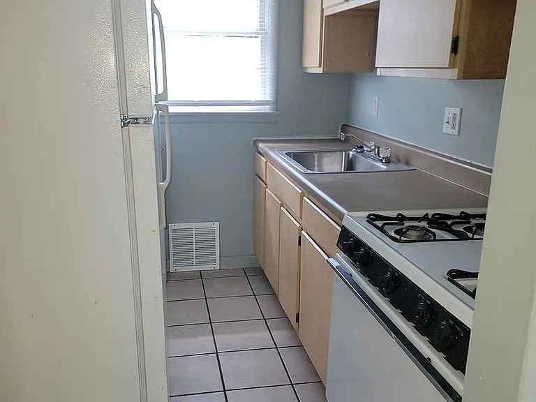 4505 E Linwood Blvd — Photo 2