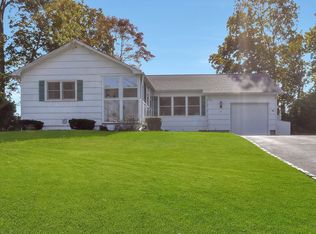 16 Beverly Ln, East Moriches, NY 11940