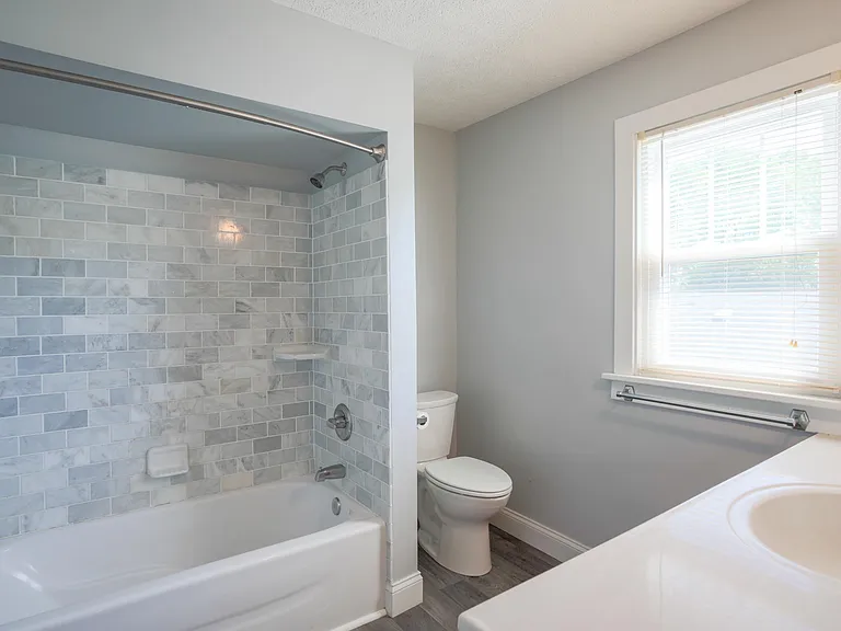 815 E Chestnut St — Photo 6