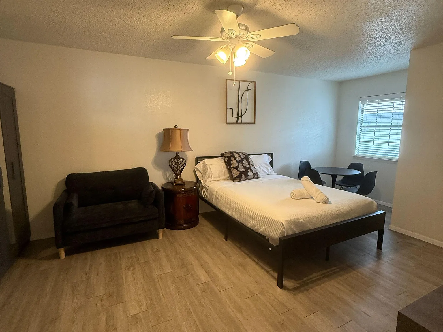 4 bed, 1.0 bath, 1400 sqft, $1,122 — Photo 3