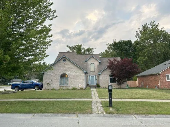 28691 Yorkshire Dr, Chesterfield, MI 48047