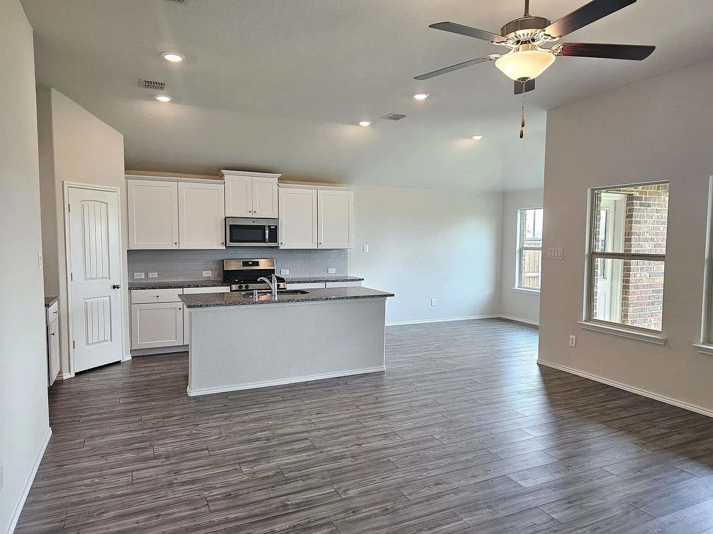 Beautiful 4 bedroom 2 Bathroom Home — Photo 3