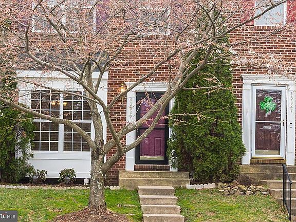 Quiet row of TH's nestled in a SFH neighborhood!