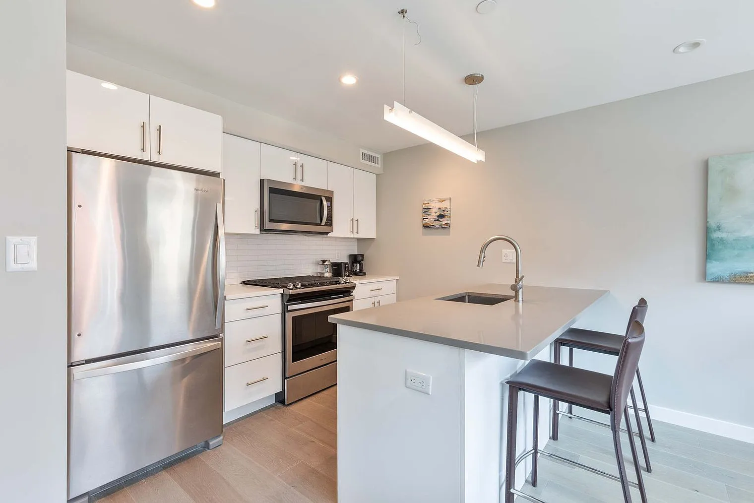 2 bed, 2.0 bath, 839 sqft, $11,866 — Photo 2
