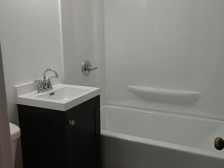 209 SW School St — Photo 1