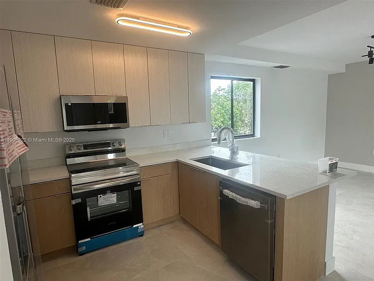 5423 NE Miami Ct #7 — Photo 2
