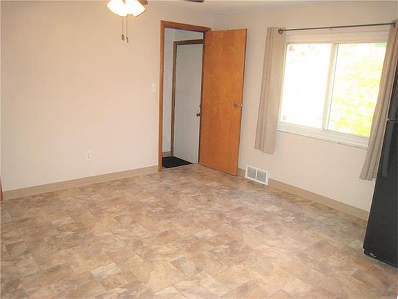 4th image of 391 Holiday Park Dr