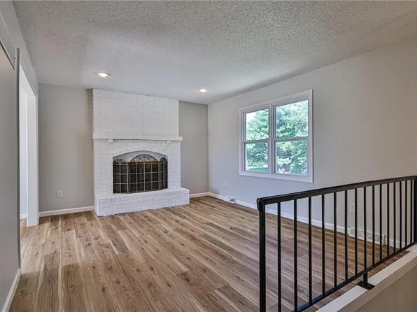 700 W McDowell Ave, Odessa, MO 64076