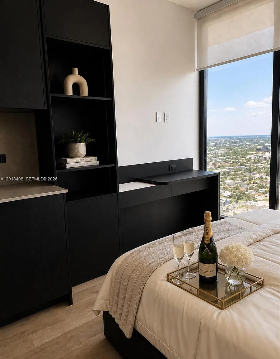 Eleven Hotel And Residence — Photo 2