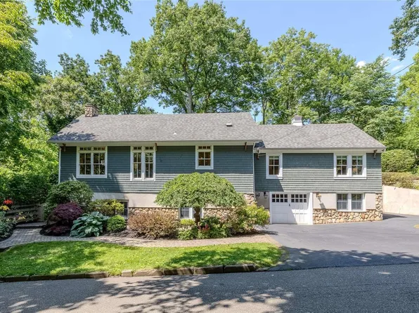 9 Milmohr Court, Northport, NY 11768