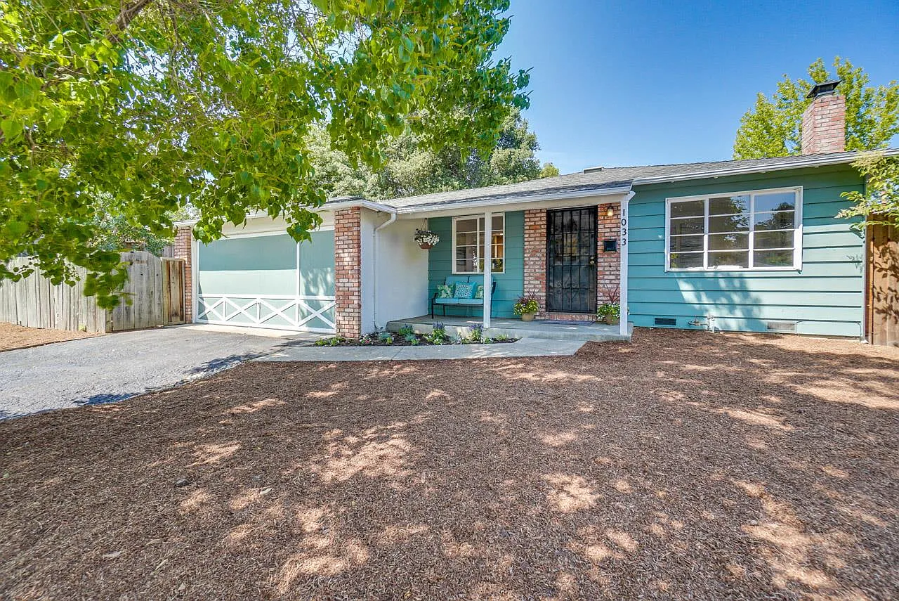 1033 Cranberry Dr photo 1