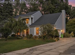 1753 Dawncrest Dr, West Bloomfield, MI 48324