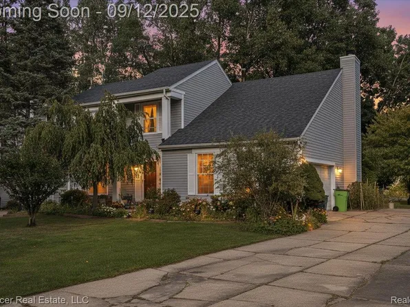 1753 Dawncrest Dr, West Bloomfield, MI 48324