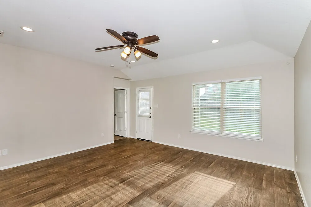4 bed, 2.0 bath, 1833 sqft, $2,080 — Photo 3