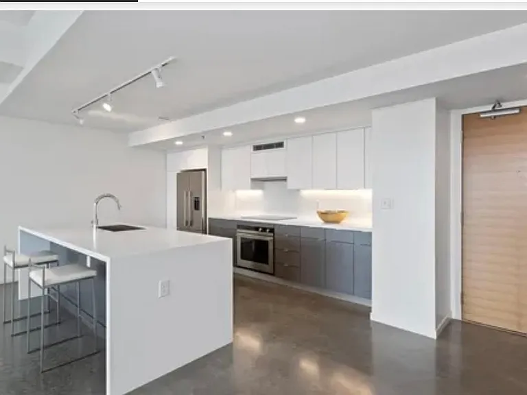 404 E College St #902 — Photo 11