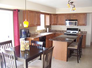 28 Roxberry Dr, Reading, PA 19608