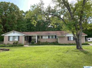 304 Waldrop Rd, Rainbow City, AL 35906