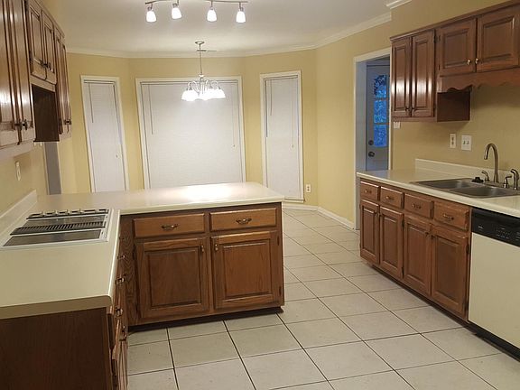Kitchen Facing Breakfast area