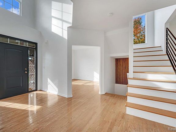 4th image of 871 Wynstone Cir S