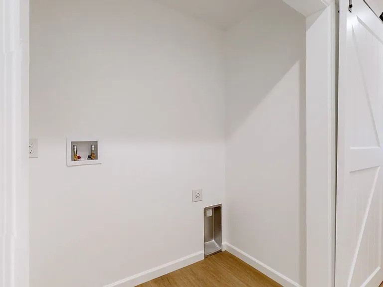 538 E State St — Photo 22