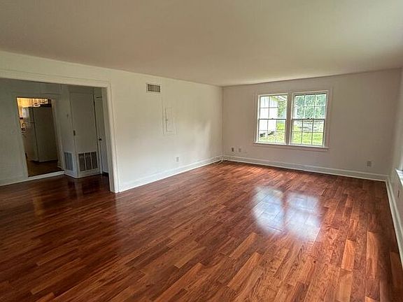 3rd image of 113 Woods Dr