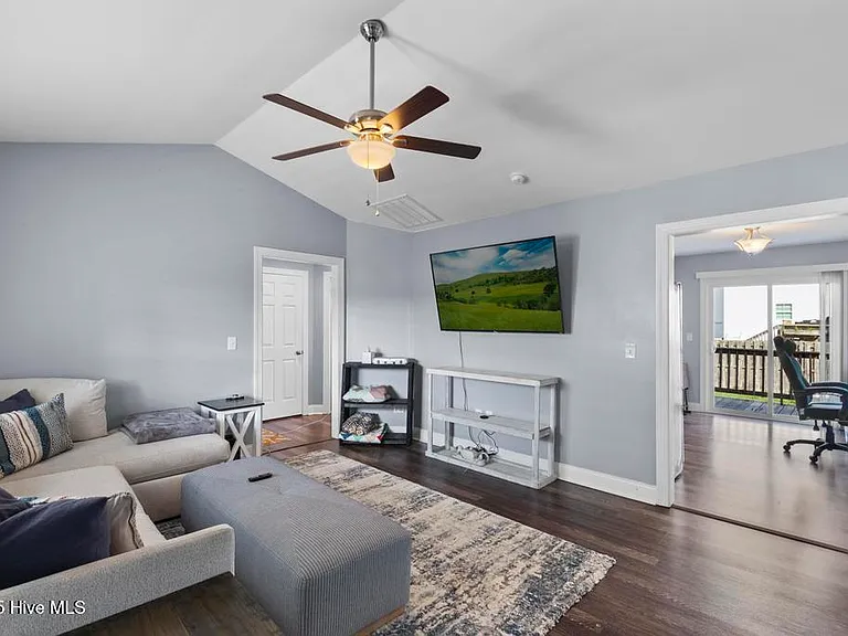 301 Pine Ridge Ln — Photo 3