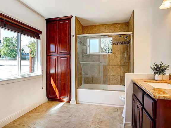 3rd image of 801 Holly Ln