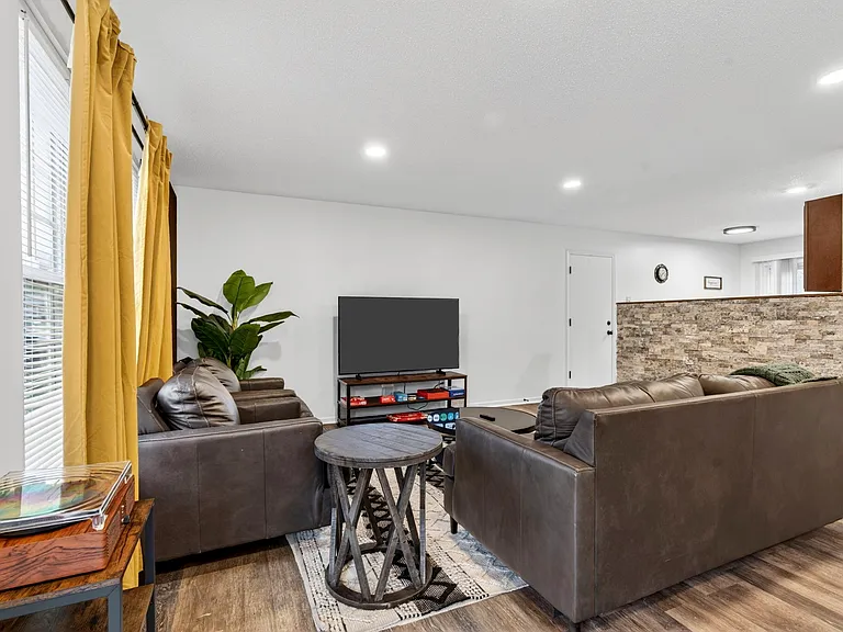 2126 Hungerford Dr — Photo 6