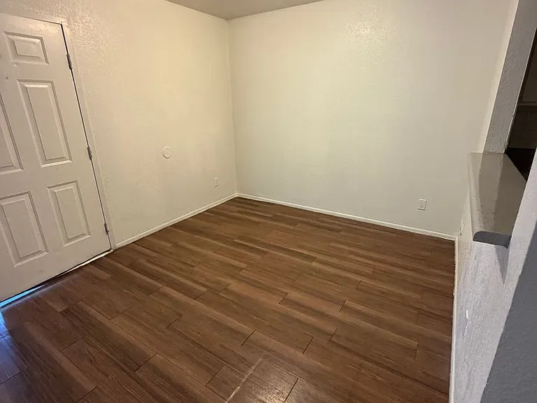 4145 N Longview Ave — Photo 2