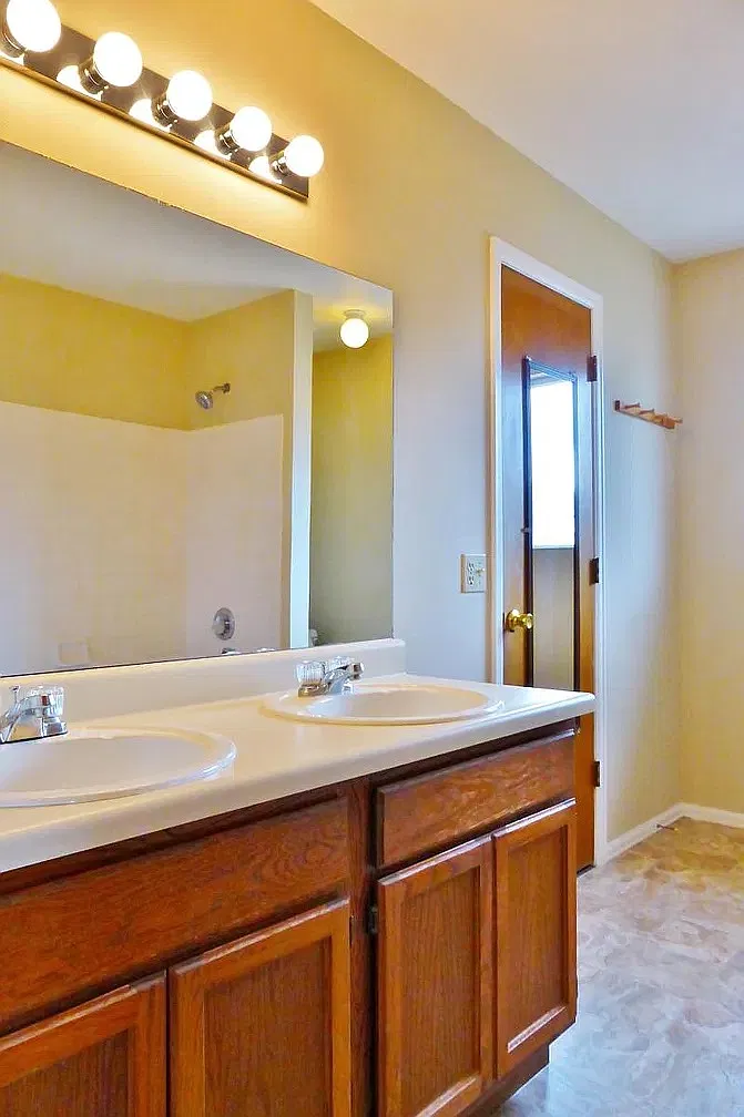 3 bed, 2.5 bath, 1930 sqft, $2,141 — Photo 1