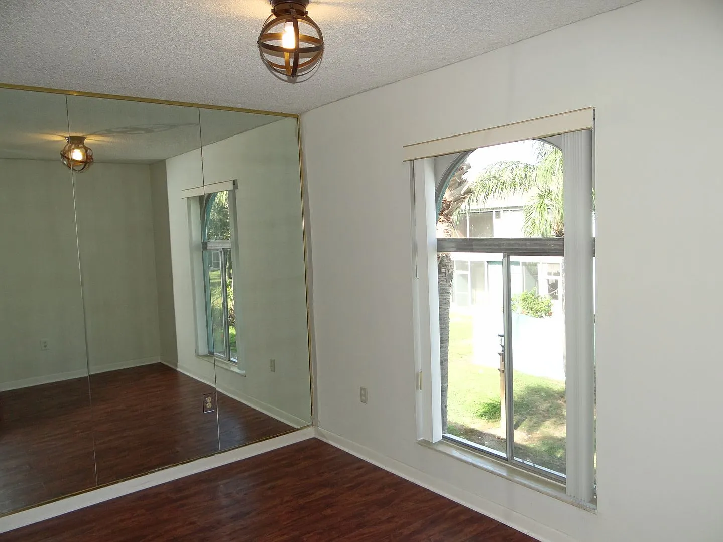 Centrally located 2/1 condo — Photo 4