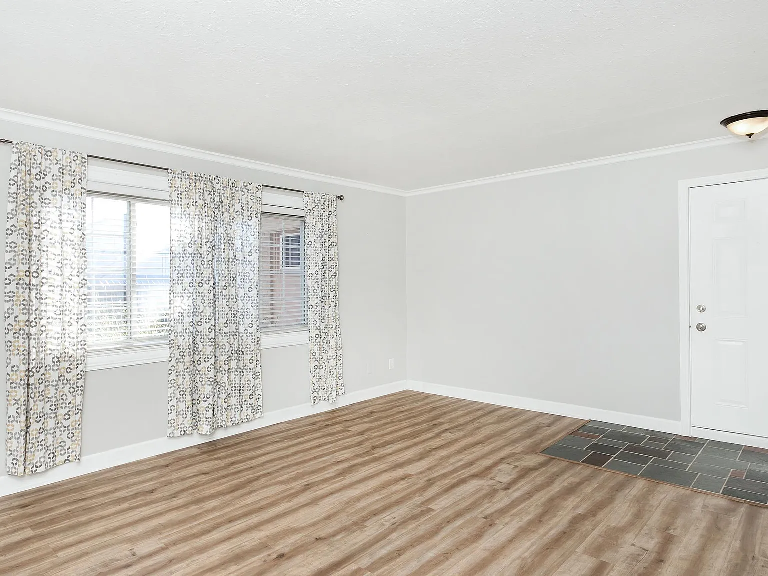 1 bed, 782 sqft, $1,300 — Photo 4